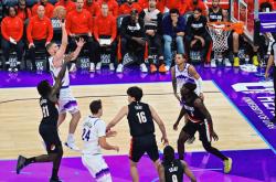 开云官网-NBA传奇谢幕，球迷泪洒赛场