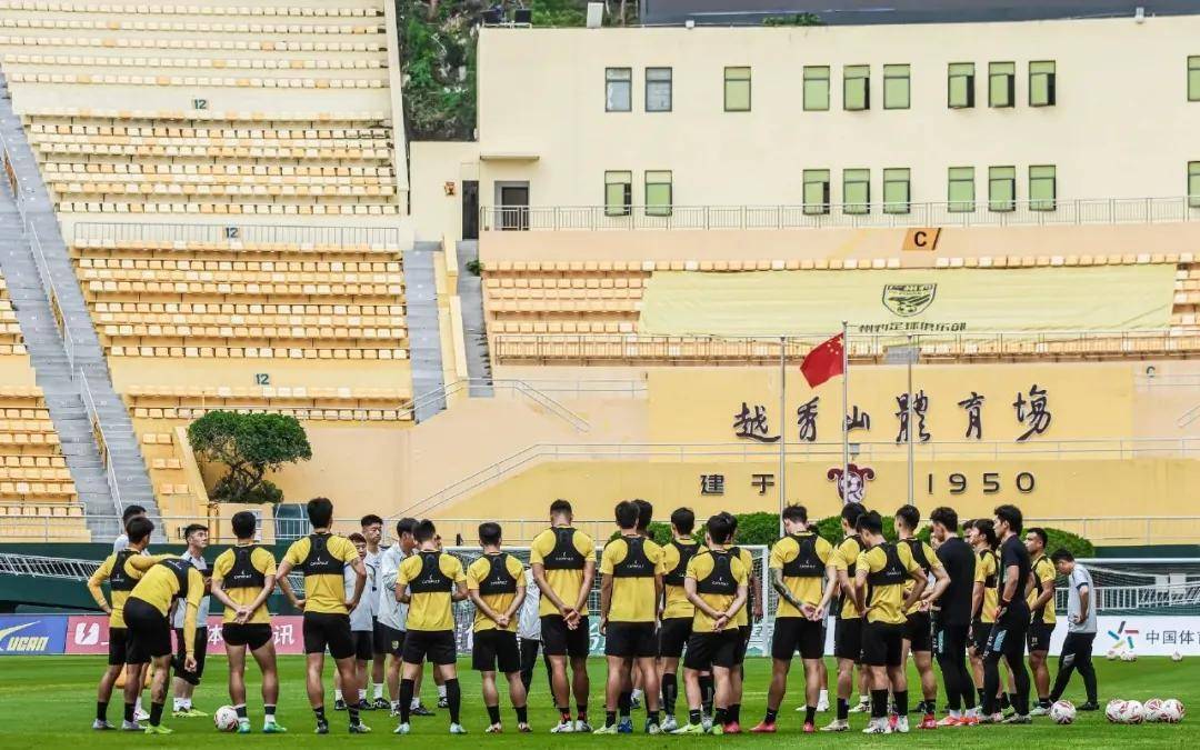 越秀山球场迎来一场激烈的对决