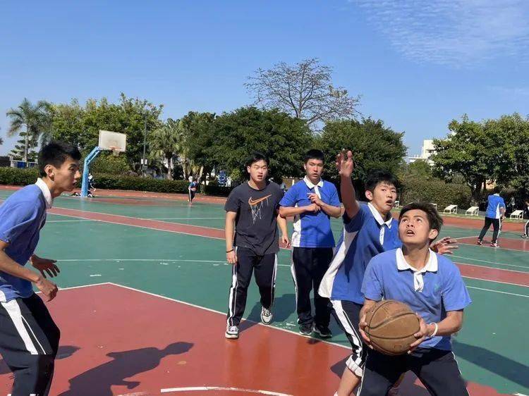 包含美洲篮球赛场庆祝活动，欢乐洋溢的词条