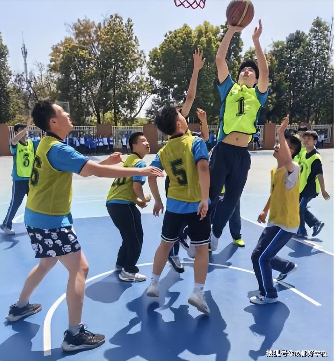 包含美洲篮球赛场庆祝活动，欢乐洋溢的词条