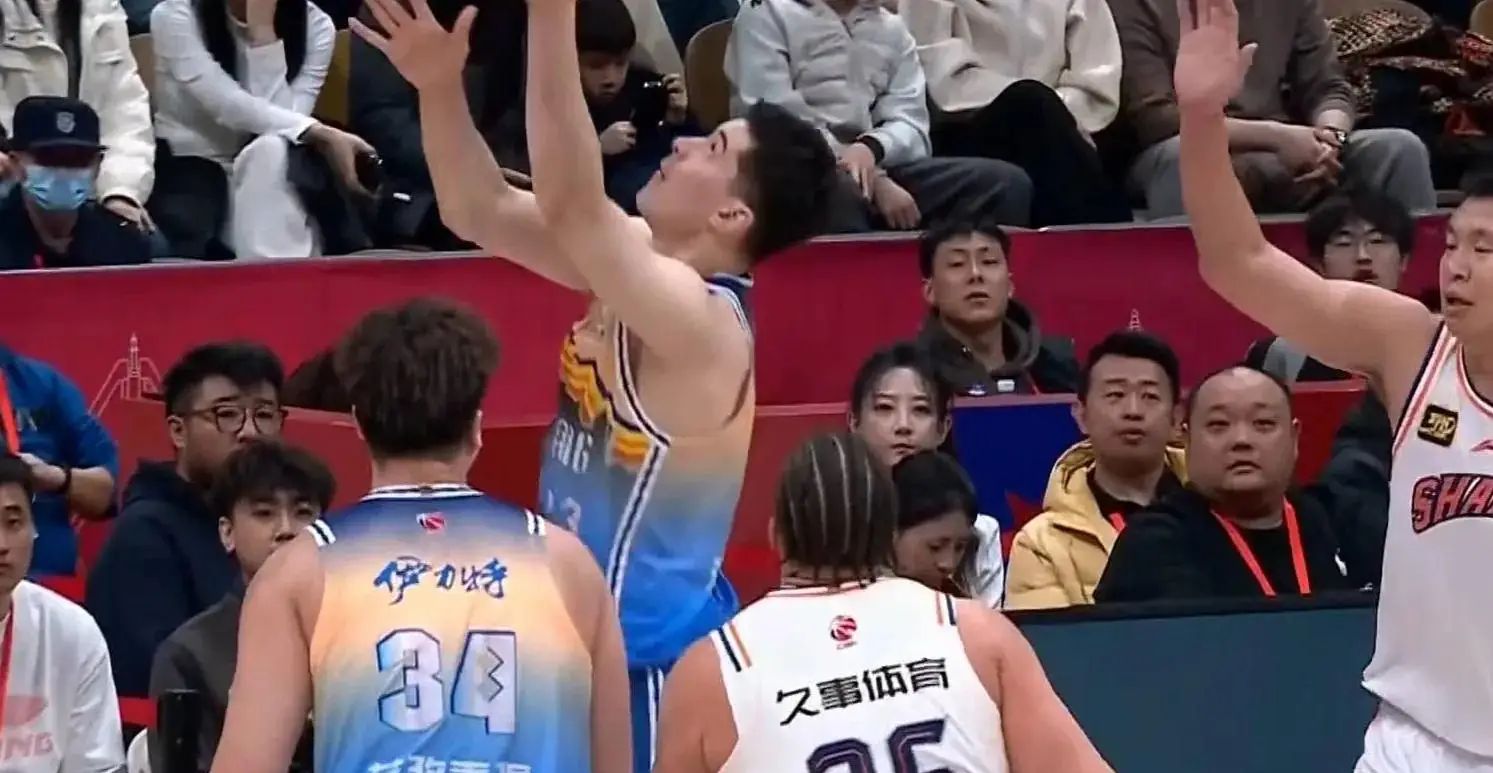 富力后卫助攻建功，帮助球队大胜对手