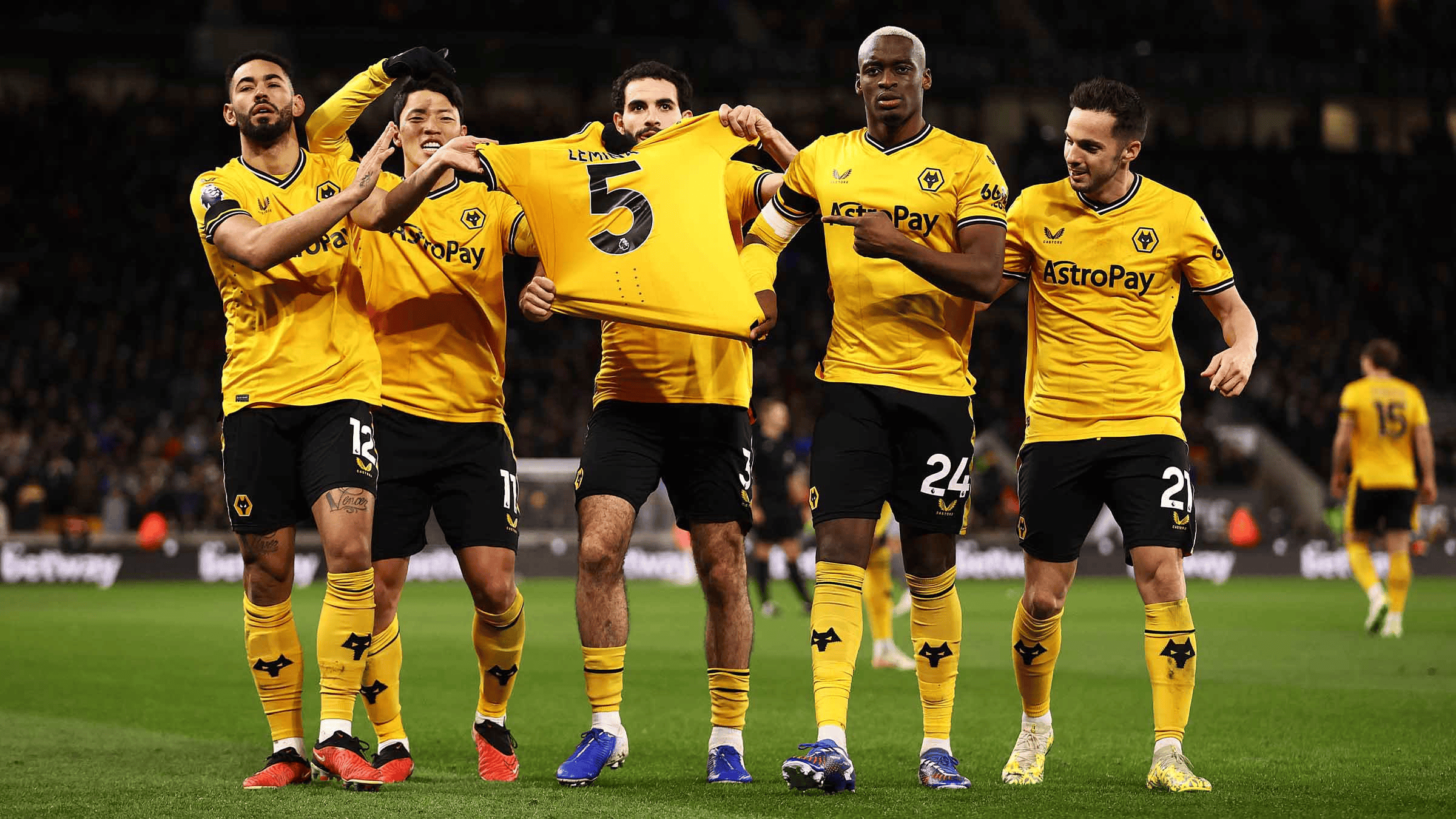 哥伦比亚前锋破门，协助狼队主场取胜