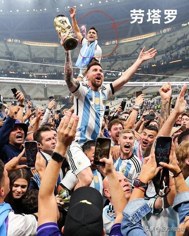 阿根廷赛后球员集体庆祝取胜直逼前四 阿根廷赛后球员集体庆祝取胜直逼前四