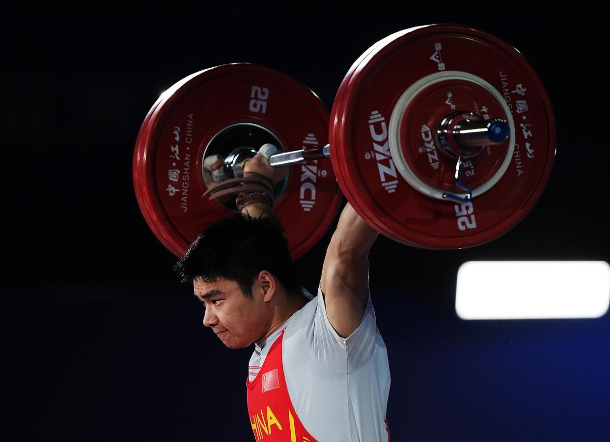 举重冠军在比赛中突破自我再度称霸