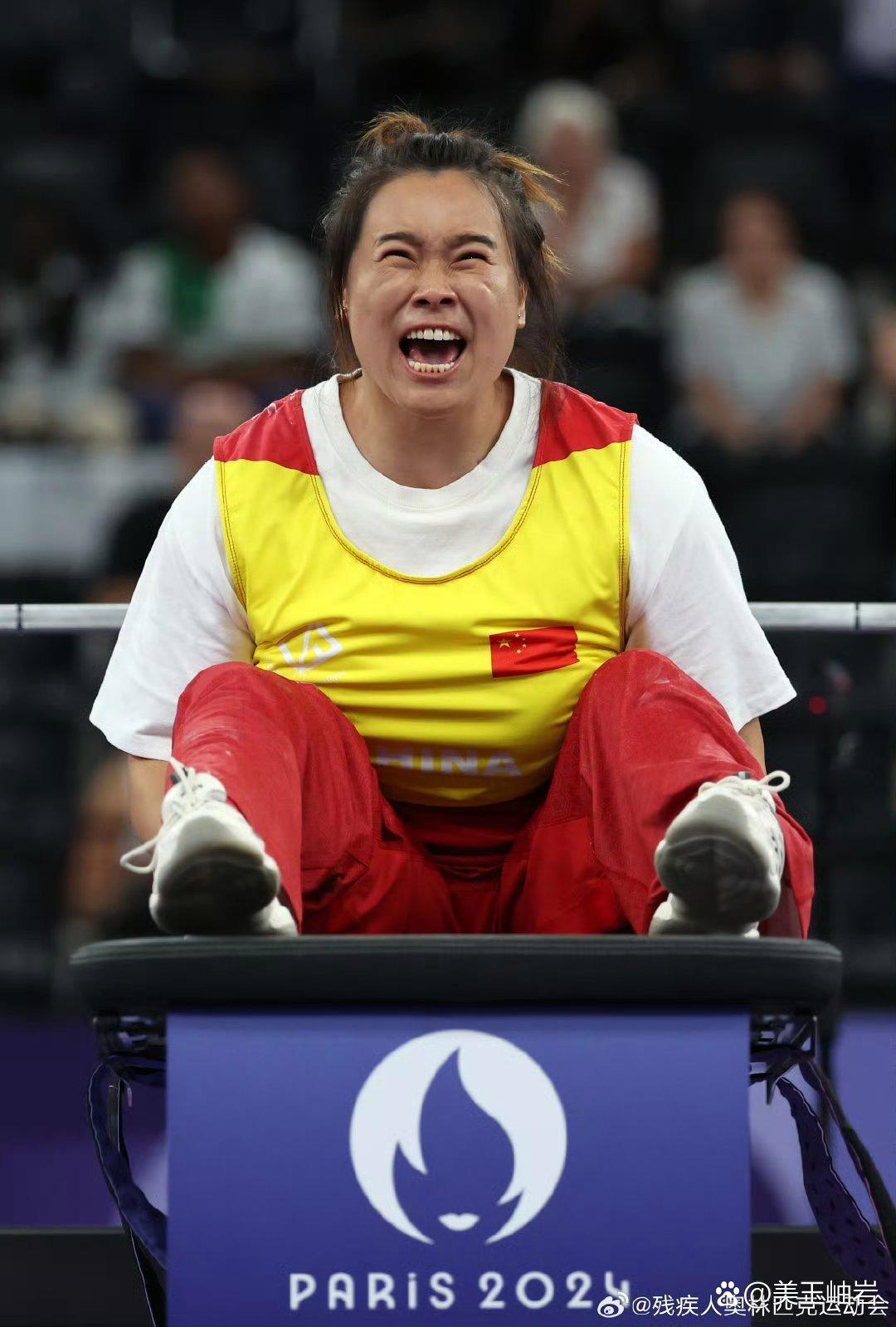 举重冠军在比赛中突破自我再度称霸