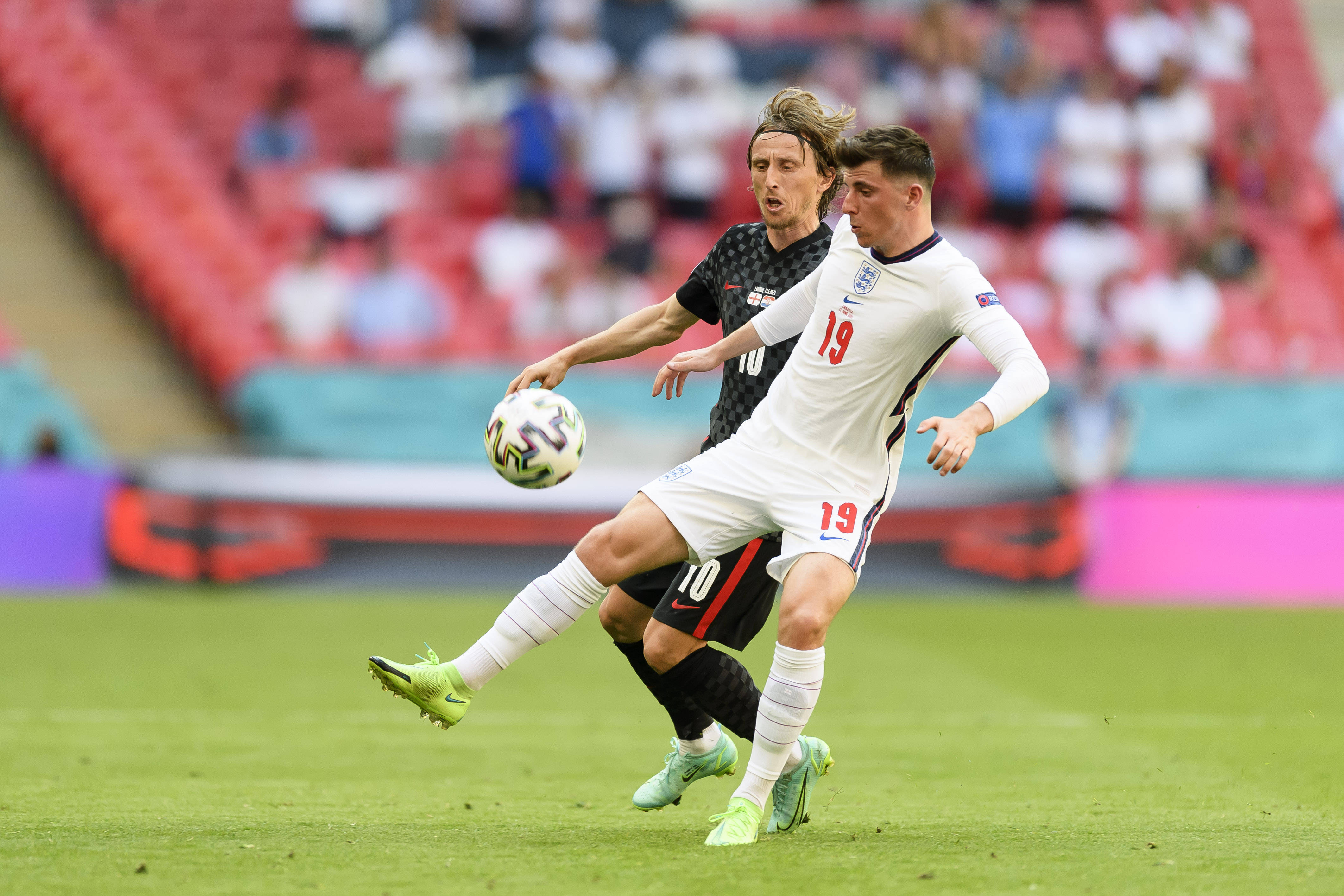 英格兰队险胜克罗地亚队,球迷欢呼不已 英格兰队险胜克罗地亚队,球迷欢呼不已