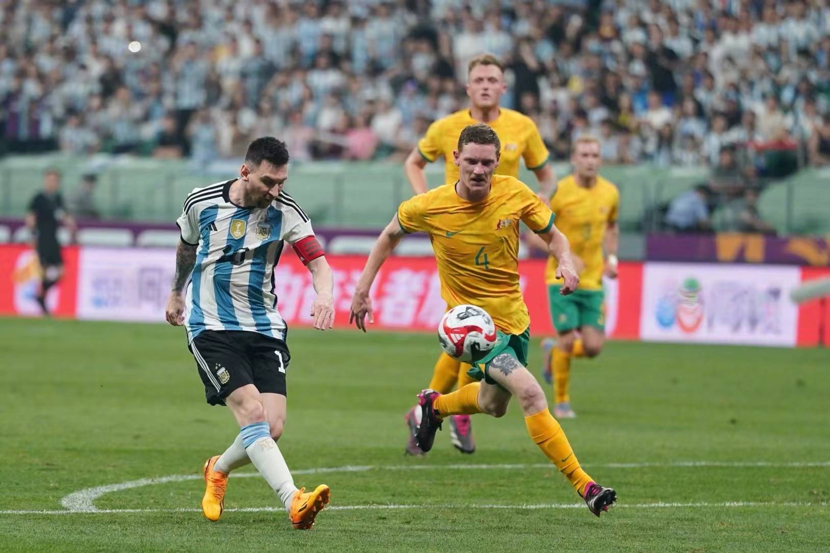 包含国外足球大赛集聚人气引发热议的词条 包含国外足球大赛集聚人气引发热议的词条