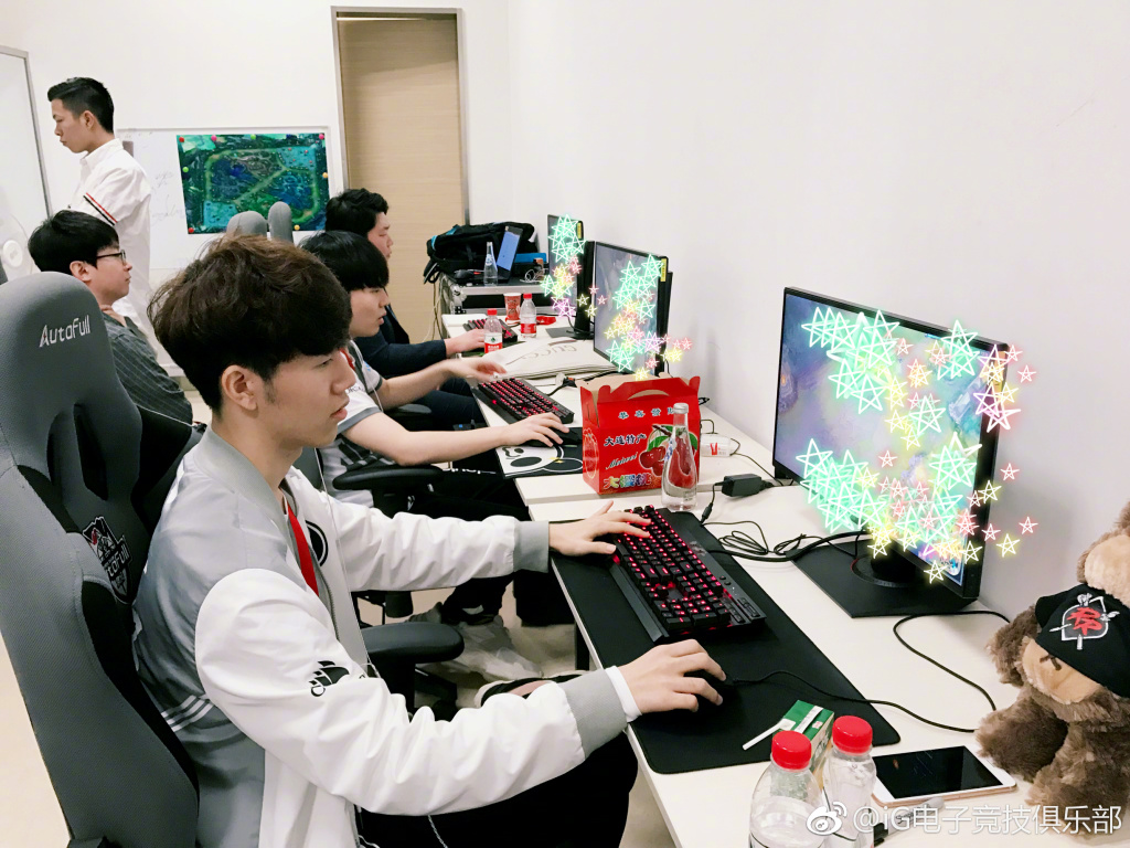 关于CLG险胜DRX2，JackeyLove高光表现的信息