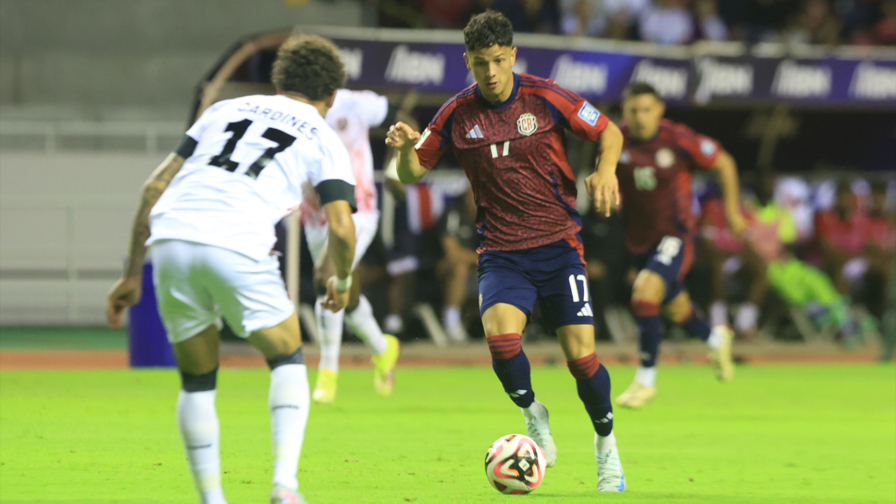 哥斯达黎加队在比赛中力挫对手