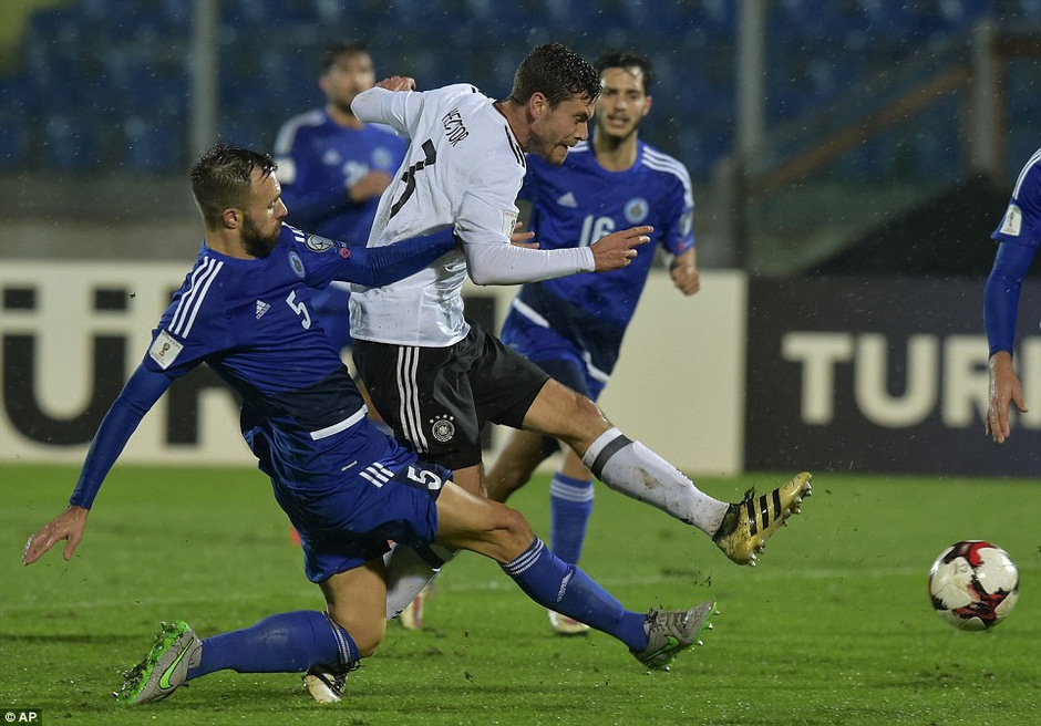 世界网球队横扫英格兰，Zeus操刀奇招英雄翻盘顶尖较量四强赛，让粉丝疯狂欢呼的简单介绍