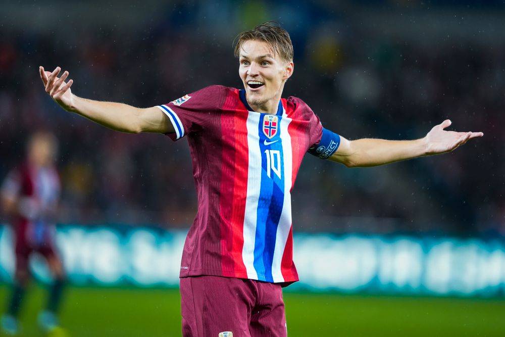 关于丹麦强势多特蒙德，厄德高统治全场的信息